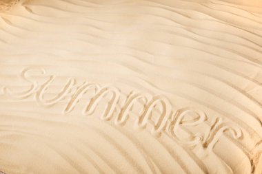 dalgalı kum üzerine yazılmış kelime yaz ile dokulu arka plan 