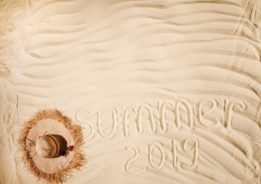 saman şapka ve kopya alanı ile dalgalı kum üzerine yazılmış yaz 2019 üst görünümü