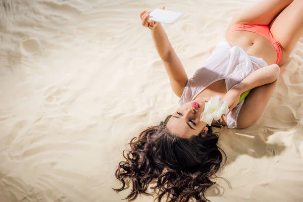 Gadis Cantik Cemberut Bibir Berbaring Pantai Dengan Bunga Dan Mengambil — Stok Foto
