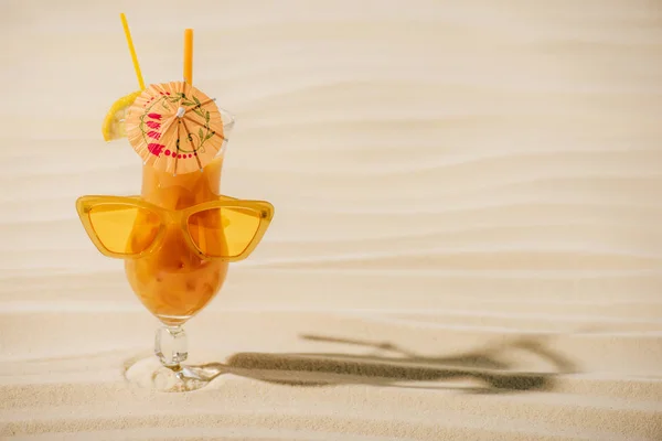 Orange Cocktail Sunglasses Cocktail Umbrella Sandy Beach Copy Space — Stock Photo, Image