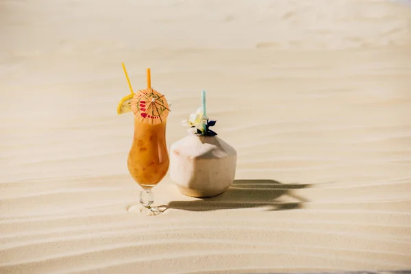 Cocktail Coconut Flower Cocktail Glass Sandy Beach — Stock Photo, Image
