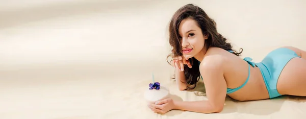 Fotografie Panoramică Unei Fete Frumoase Bikini Cocktail Nucă Cocos Situată — Fotografie, imagine de stoc