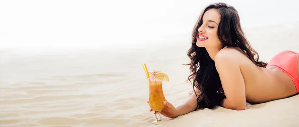 Plano Panorámico Sonriente Chica Topless Tumbado Con Cóctel Playa Con —  Fotos de Stock
