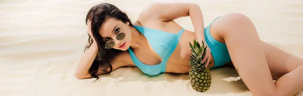 Panoramasbilde Vakker Jente Bikini Solbriller Med Ananas Ser Kamera Mens – stockfoto