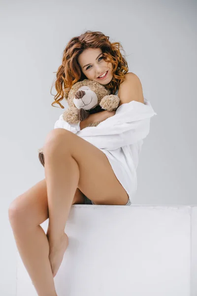 Lycklig Lockig Ung Kvinna Som Innehar Teddybjörn Medan Tittar Kameran — Stockfoto