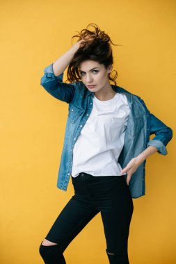 kıvırcık genç kadın kırmızı saç dokunmadan ve turuncu ayakta 