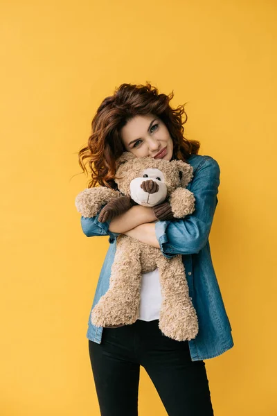 Pretty Redhead Girl Hugging Teddy Bear Looking Camera Orange — Stock Photo, Image