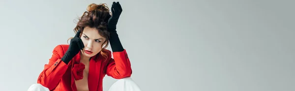 Tiro Panorâmico Chateado Muito Jovem Mulher Com Cabelo Vermelho Branco — Fotografia de Stock