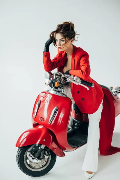 Atractiva Elegante Joven Sentada Motocicleta Roja Blanco — Foto de Stock