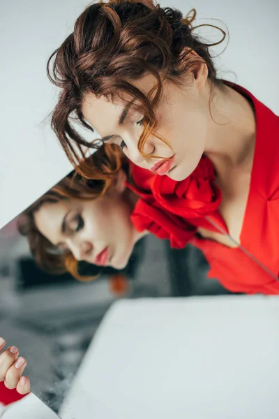 选择的焦点有吸引力的红发年轻女子闭上眼睛抱着镜子在白色 — 图库照片