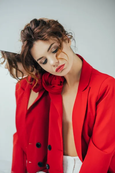 Chica Rizada Ensueño Con Pelo Rojo Cerca Del Espejo Gris — Foto de Stock
