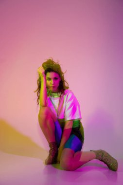 mor arka plan üzerinde poz defocused ışıklar moda kız