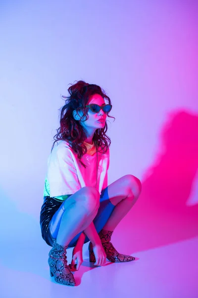 Chica Atractiva Elegante Gafas Sol Sentado Púrpura Con Iluminación — Foto de Stock