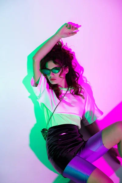Trendy Young Woman Sunglasses Sitting Purple Gradient — Stock Photo, Image