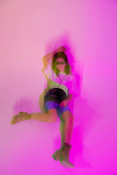 Motion Blur Young Woman Sunglasses Lying Purple — Stock Photo, Image