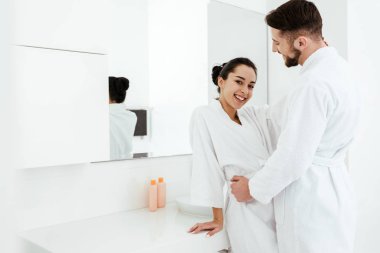 yakışıklı sakallı erkek arkadaşı bornoz mutlu kız sarılma 