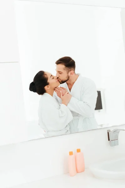 Mulher Feliz Beijando Com Namorado Enquanto Está Perto Espelho Banheiro — Fotografia de Stock