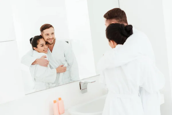 Enfoque Selectivo Hombre Feliz Abrazando Atractiva Mujer Morena Mientras Mira — Foto de Stock