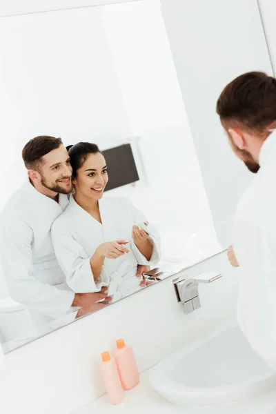 Enfoque Selectivo Hombre Feliz Abrazando Atractiva Mujer Morena Sosteniendo Pasta — Foto de Stock