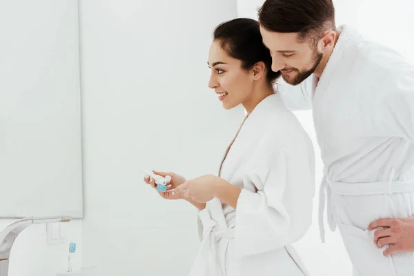 Hombre Barbudo Alegre Mirando Mujer Feliz Sosteniendo Cepillo Dientes Pasta — Foto de Stock