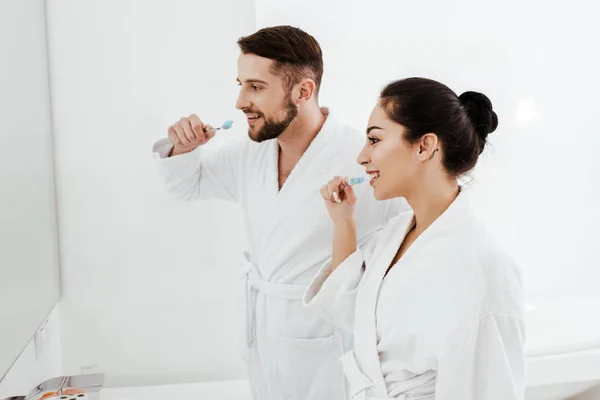 Cheerful Woman Bearded Man Brushing Teeth Smiling Bathroom — Stock Photo, Image