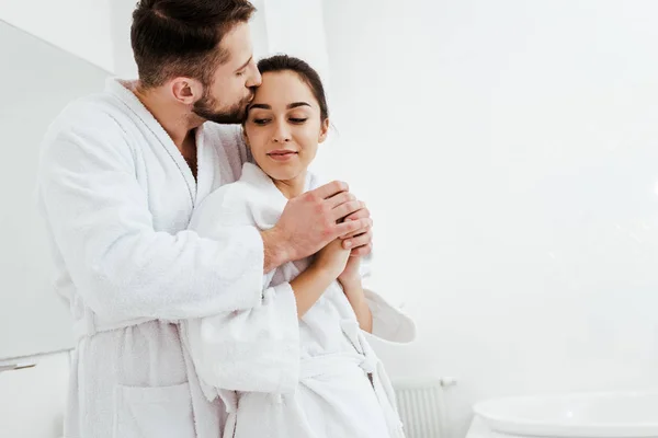 Cheerful Man Kissing Happy Girlfriend While Holding Hands Bathroom — Stock Photo, Image