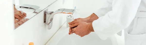 Tiro Panorâmico Homem Roupão Banho Lavar Mãos — Fotografia de Stock