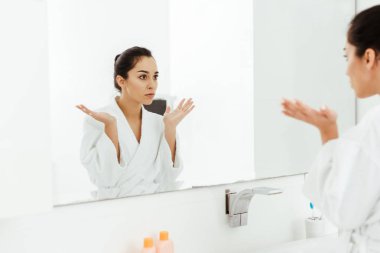 banyoda ayna bakarken çekici esmer kadın gesturing seçici odak 