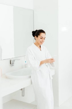 mutlu esmer kadın banyoda kulaklık musing dinleme 