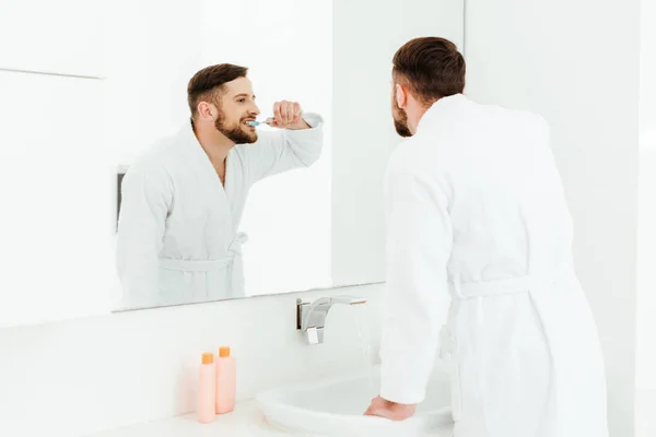 Selectieve Focus Van Knappe Bebaarde Man Tanden Poetsen Badkamer — Stockfoto