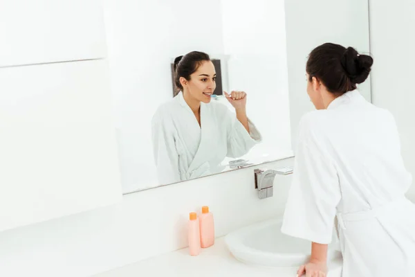 Selective Focus Cheerful Woman Looking Mirror While Brushing Teeth Bathroom — Stock Photo, Image