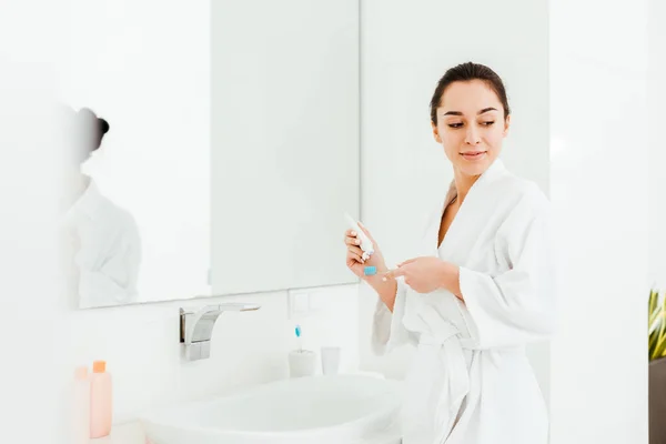 Selective Focus Brunette Woman Standing Mirror While Holding Toothbrush Toothpaste — Stock Photo, Image