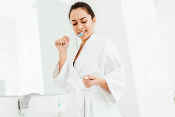 Vista Ángulo Bajo Mujer Atractiva Sosteniendo Cepillo Dientes Mirando Mano — Foto de Stock