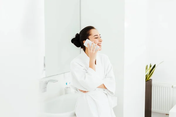Šťastná Mladá Žena Usmívá Při Mluvení Smartphone Koupelně — Stock fotografie