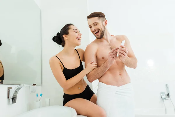 Mujer Morena Feliz Ropa Interior Mirando Teléfono Inteligente Mano Novio — Foto de Stock