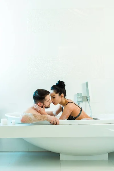 Sexy Brunette Woman Touching Face Handsome Boyfriend Bathtub — Stock Photo, Image