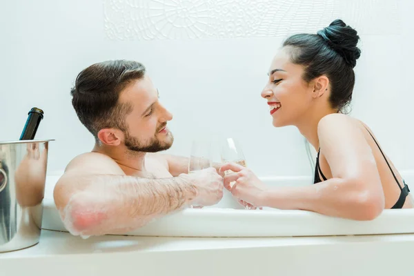 Bonito Sem Camisa Homem Olhando Feliz Menina Segurando Copo Champanhe — Fotografia de Stock