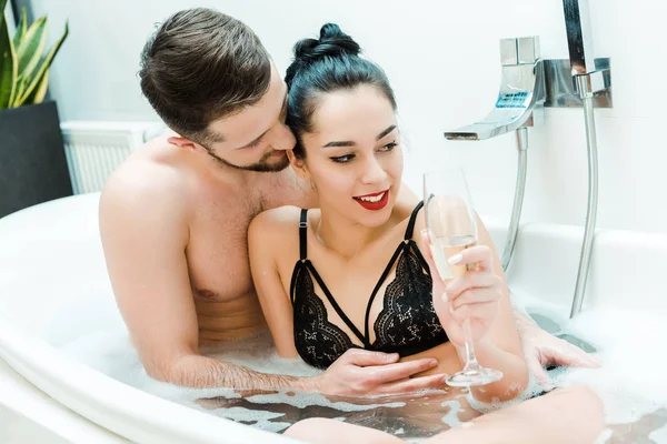 Hemdloser Mann Umarmt Brünette Frau Mit Champagnerglas Badewanne — Stockfoto