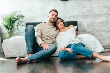 yakışıklı adam yerde otururken ve evde film izlerken çekici kadın sarılma