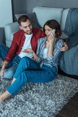 akıllı telefonda konuşurken kadın gesturing bakarak yakışıklı adam havai görünümü 