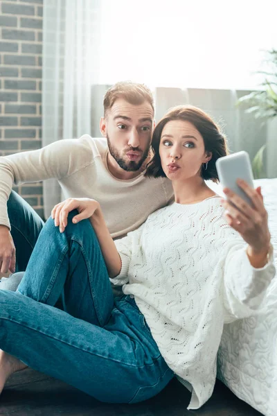 Enfoque Selectivo Mujer Atractiva Hombre Guapo Con Caras Pato Tomando — Foto de Stock