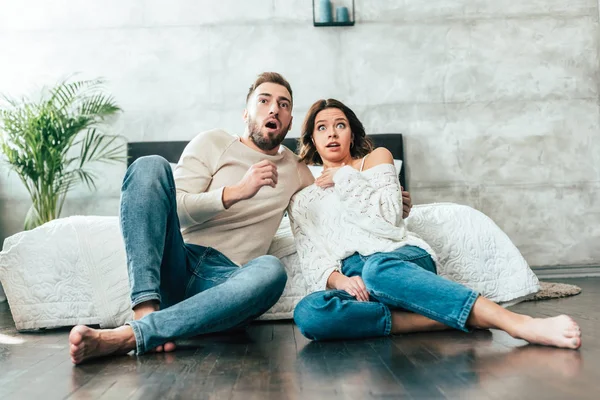 Chocado Homem Mulher Sentado Chão Assistindo Filme Casa — Fotografia de Stock