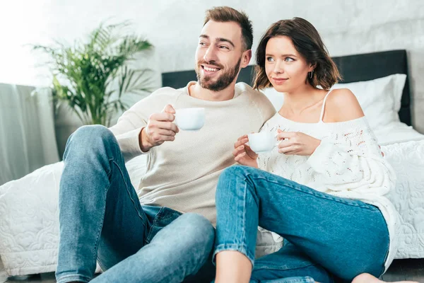 Gelukkige Man Aantrekkelijke Vrouw Zitten Houden Kopjes Met Drankjes — Stockfoto