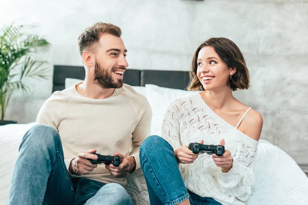 Hombre Feliz Mirando Mujer Alegre Sosteniendo Joystick Casa — Foto de Stock