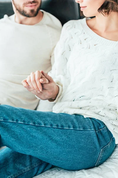 Bijgesneden Beeld Van Man Brunette Vrouw Die Handen Thuis Houdt — Stockfoto