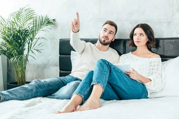 Hombre Guapo Señalando Con Dedo Cerca Mujer Atractiva Con Tableta — Foto de Stock