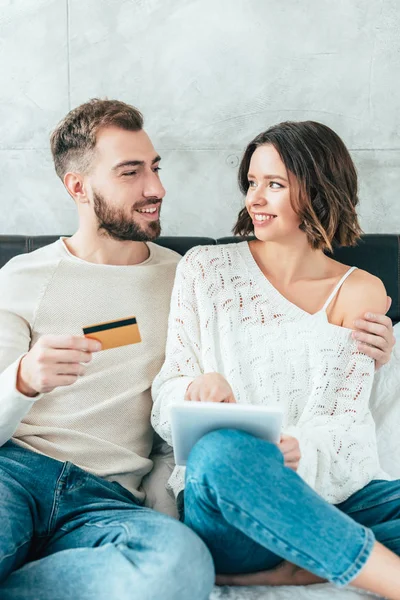 Happy Man Holding Credit Card Hugging Woman Digital Tablet — Stock Photo, Image