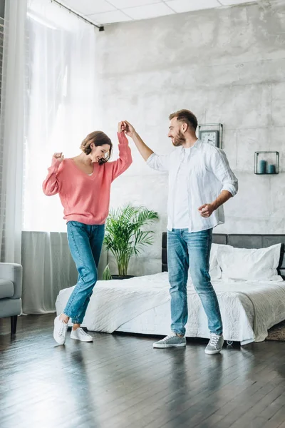 Vrolijke Vrouw Dansen Met Knappe Bebaarde Man Slaapkamer — Stockfoto