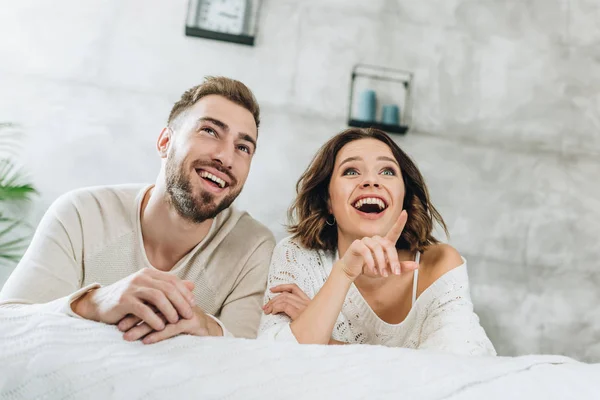 Bajo Ángulo Vista Hombre Feliz Cerca Sonriente Morena Mujer Señalando — Foto de Stock