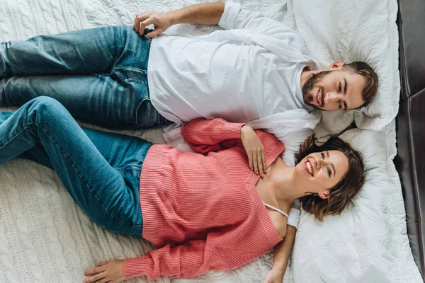 Vista Superior Homem Feliz Mulher Alegre Deitada Cama — Fotografia de Stock